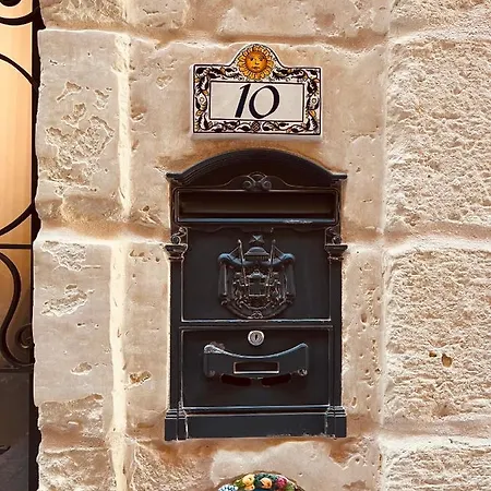10 La Ruelle Apartment *