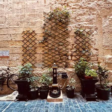 10 La Ruelle * Valletta